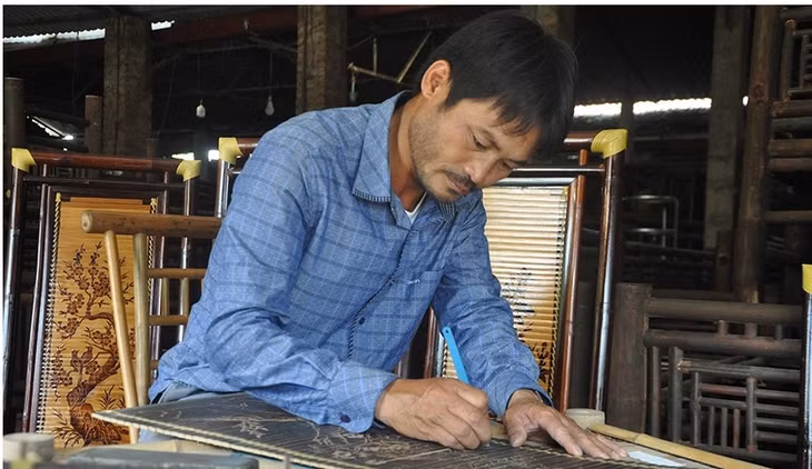 二十余年来，阮文纪先生深耕这门手工艺，凭一双巧手制作出成千上万件作品 Hơn 20 năm gắn bó với nghề, ông Kỷ đã làm ra hàng nghìn sản phẩm từ đôi bàn tay tài hoa.