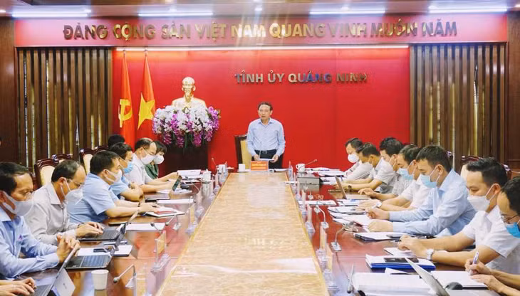 我省省委书记阮春记主持工作会议。