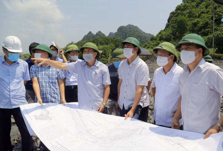 广宁省人委会主席阮翔文莅临征地拆迁现场视察指导工作。