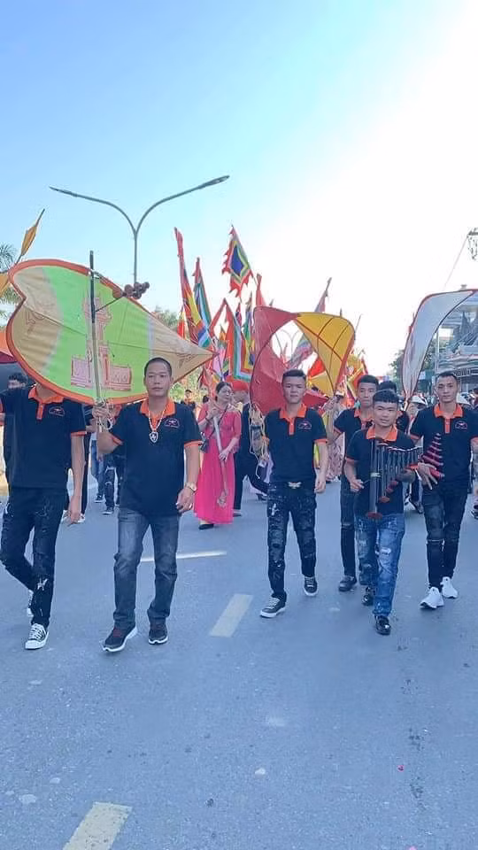 玩家带着风筝参加笛祠竹哨风筝赛。 Người chơi diều mang diều đến hội thi diều sáo Sáo đền.