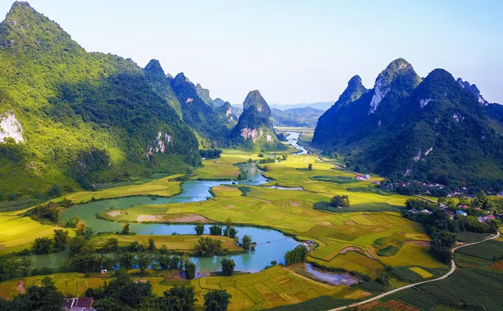 石灰岩散布在金黄的稻田、碧绿蜿蜒的河流之间，是罕见的高平山水世界地质公园景观 Núi đá vôi chen giữa những thung lũng lúa vàng, dòng sông xanh uốn khúc là những cảnh quan hiếm có của Công viên địa chất toàn cầu Non nước Cao Bằng