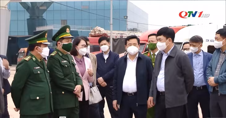 广宁省省委常务副书记吴黄银3月4日赴芒街市口岸视察当地防疫工作和低风险地区情况。
