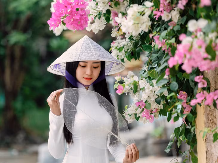 顺化古都闻名遐迩的斗笠手艺 ảnh 4