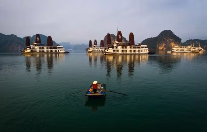 乘坐豪华游船欣赏下龙湾美景是颇受欢迎的旅游产品之一。