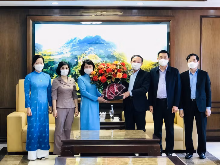 我省领导会见参加第十三届全国妇女代表大会的广宁省优秀代表。