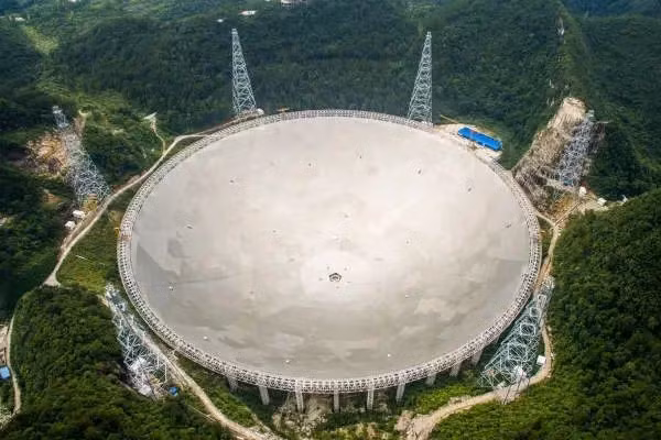 中国天眼FAST观测到宇宙极端爆炸起源证据 ảnh 1