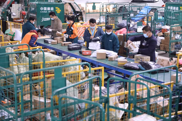 中国快递年业务量首次突破千亿件大关 (Ảnh / Tân Hoa Xã) Khối lượng nghiệp vụ chuyển phát nhanh của Trung Quốc lần đầu đột phá mốc 100 tỷ kiện/năm