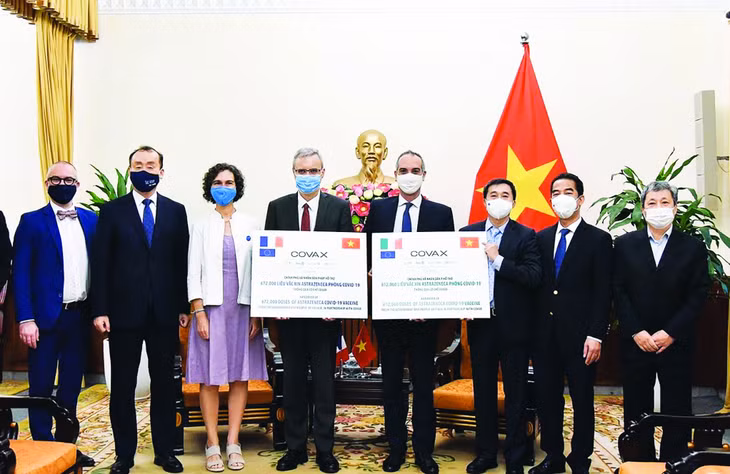 越南收到了法国和意大利政府捐赠的150万剂阿斯利康疫苗。 Việt Nam nhận 1,5 triệu liều vắc-xin AsstraZeneca do Chính phủ Pháp và Italia trao tặng.