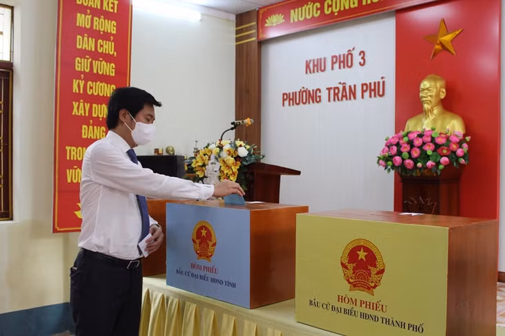 我省人民委员会主席阮祥文在芒街市行使公民权利。