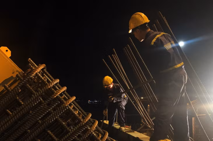 缆车锚固系统的建设，准备在七月完成主桥钢拱的架设。