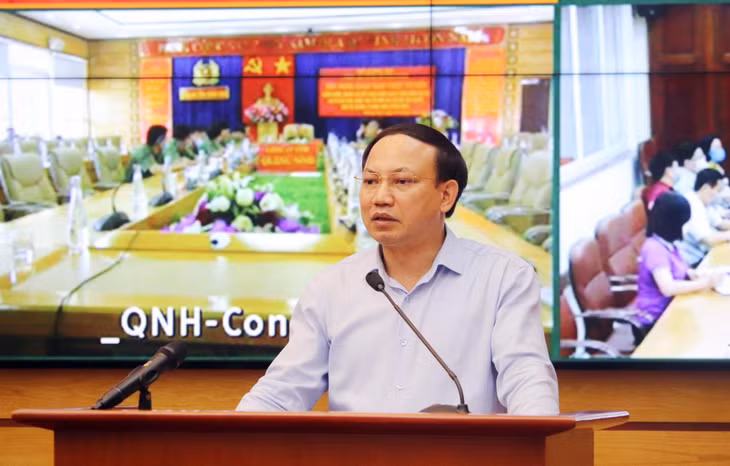 党中央委员、省委书记、人民议会主席、省选举委员会主席在会议上发表重要讲话。