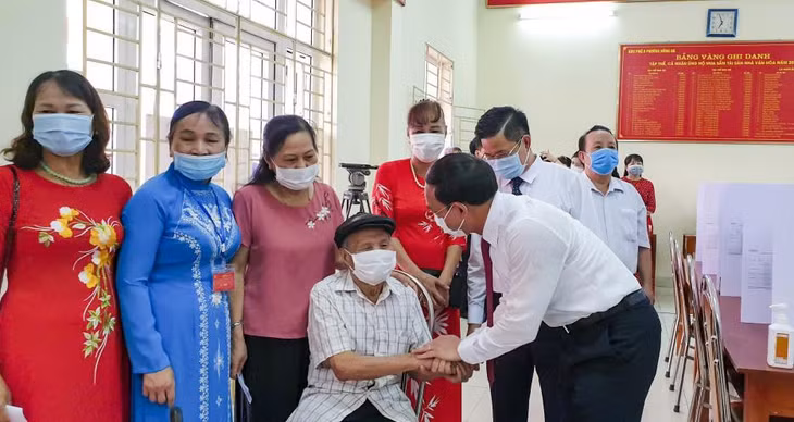 阮书记与今年103岁的选民交谈、慰问。