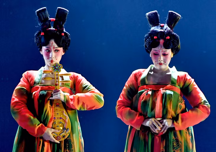 舞蹈节目《唐宫夜宴》火遍网络 Chương trình biểu diễn múa “Đêm tiệc hoàng cung” gây bão trên mạng.