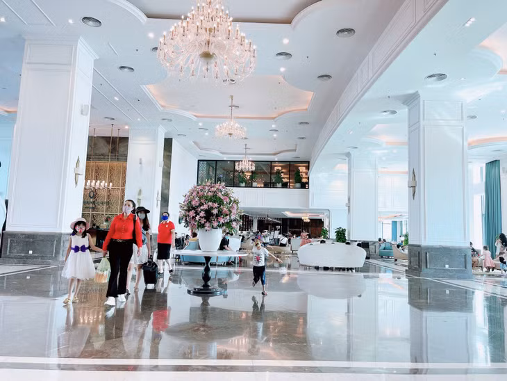 下龙FLC休闲度假区以优质的旅游服务吸引许多游客。