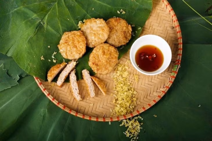 望村绿米肉饼，唤起了 Chả cốm làng Vòng - món ăn gợi nhớ mùa thu Hà Nội