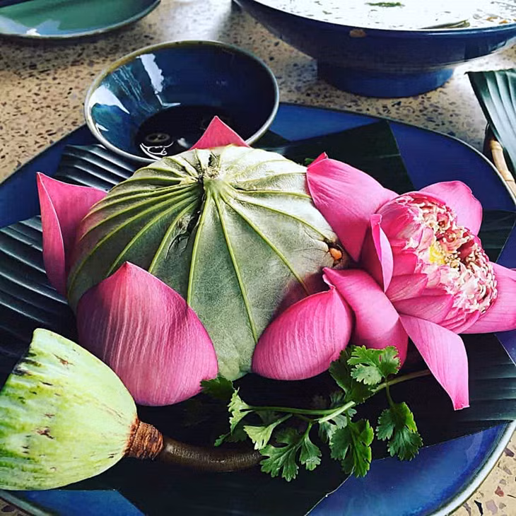 荷叶饭包裹着顺化菜的清雅韵味 Cơm hấp lá sen gói ghém hương vị thanh tao của ẩm thực xứ Huế
