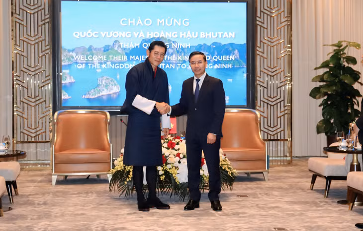 广宁省人委会主席范德印会见 不丹国王吉格梅·凯萨尔·纳姆耶尔·旺楚克。