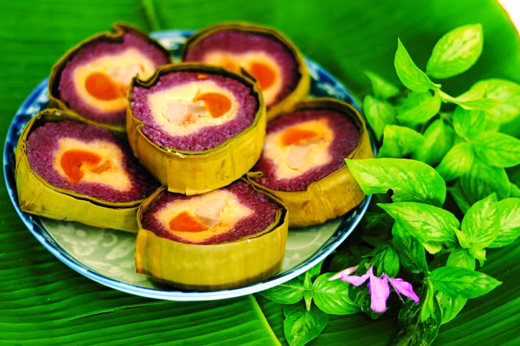 西部圆粽软糯脂香，令人难忘。 Bánh Tét miền Tây béo ngậy, mềm dẻo gây thương nhớ.