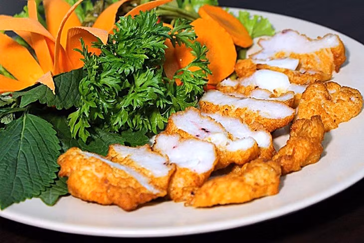 下龙墨鱼饼沉淀着海洋的醇厚风味 Chả mực Hạ Long đậm đà hương vị biển khơi