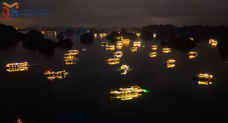下龙湾的夜景如同星空一样美丽。