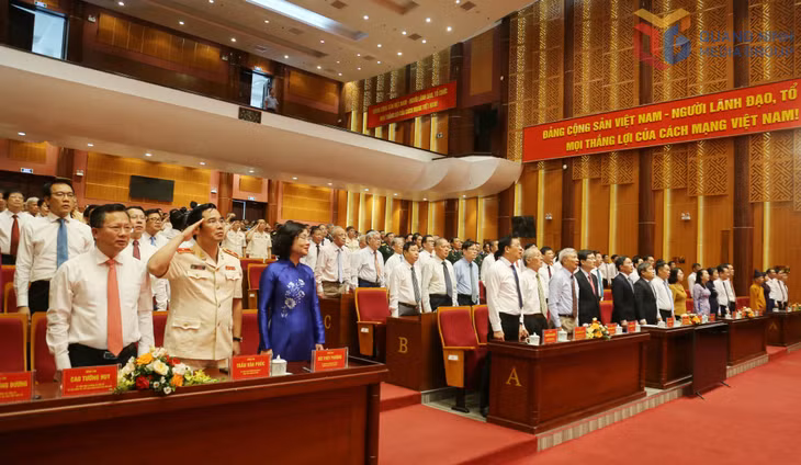 与会代表进行进行向国旗致敬仪式