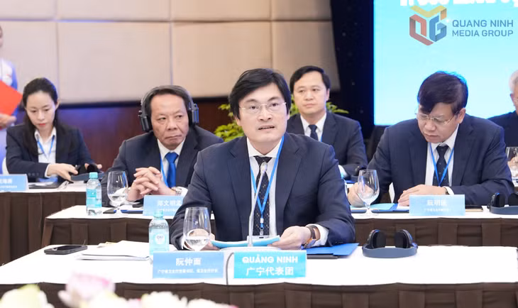 越南广宁省卫生厅厅长阮仲面主持会议