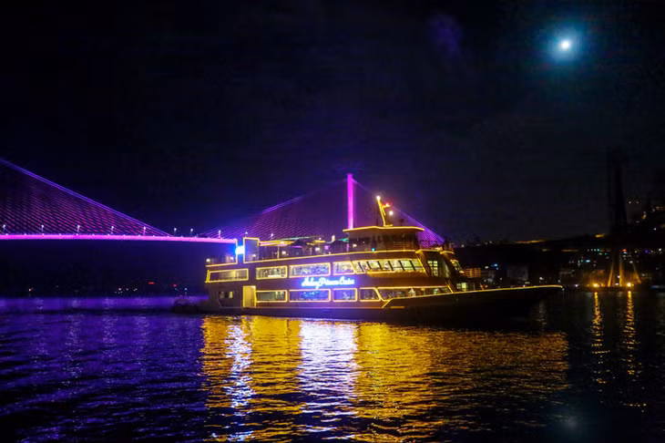 下龙湾餐上厅游艇在夜幕中闪耀。