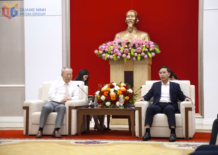 越南广宁省人民委员会主席范德印会见时发表讲话。