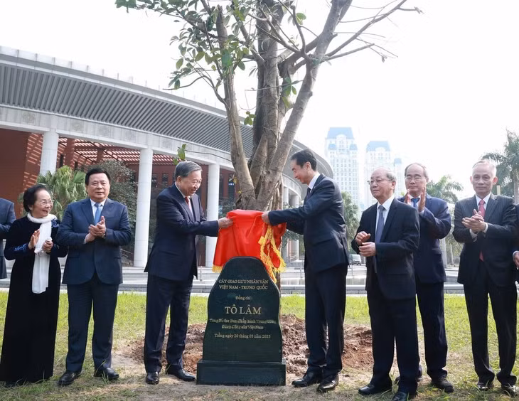 越共中央总书记苏林与中国驻越南大使何炜及各界代表在河内越中友谊宫内共植“中越人文交流树”。 Tổng Bí thư Tô Lâm cùng Đại sứ Trung Quốc Hà Vĩ và các đại biểu trồng cây "Giao lưu nhân văn Việt - Trung" trong khuôn viên Cung Hữu nghị Việt – Trung, Hà Nội.