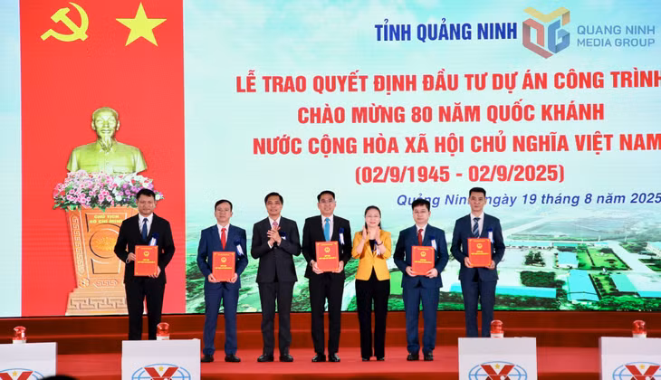 Dưới đây là bản dịch tiếng Trung của chú thích ảnh: 广宁省领导向煤炭行业建设项目颁发投资决定。
