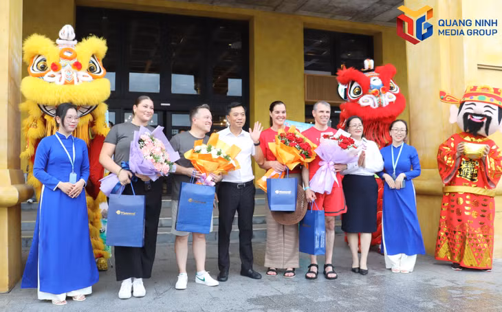 广宁省文化体育与旅游厅领导给旅游团赠送鲜花。