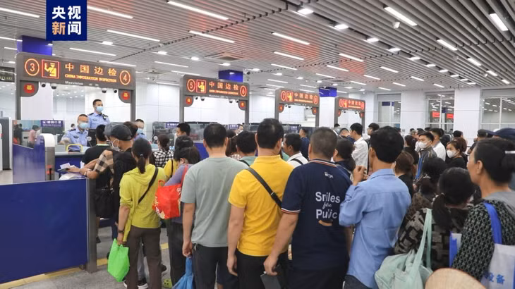 广西东兴口岸出入境流量突破200万人次 ảnh 2