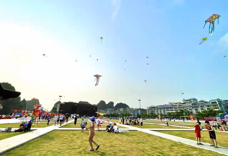 众多市民和游客参加在下龙市10月30日广场举办的2024年风筝节。