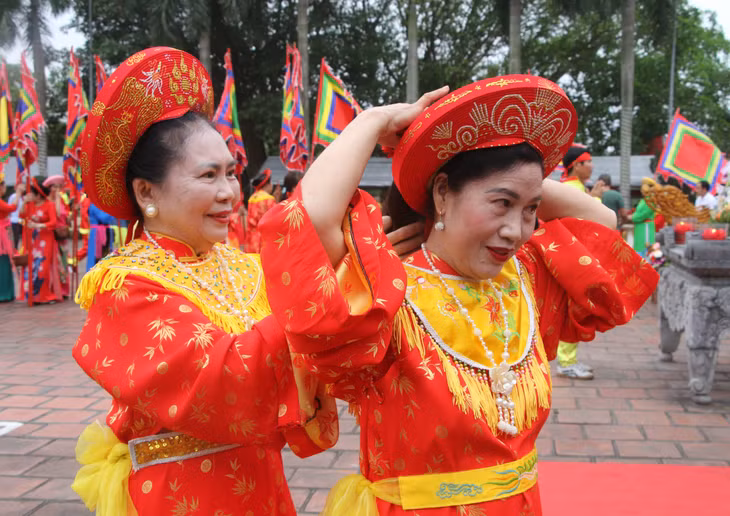 早晨，祭祀队伍从全部到齐，穿着整齐的衣服、全心全意准备供品。
