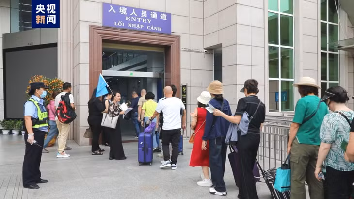 广西东兴口岸出入境流量突破200万人次 ảnh 1