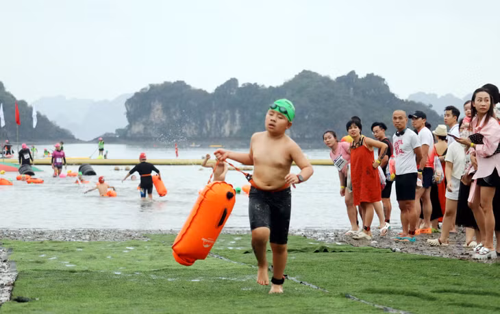 儿童们尽快上岸并立即在陈国研海岸衔接道上跑步。