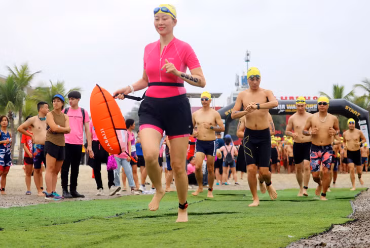运动员们在鸿基海滩参加 2024 年下龙湾Aqua Warriors大赛。