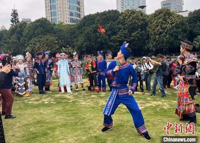 东南亚留学生共庆广西三月三 体验广西多彩民族文化 ảnh 1