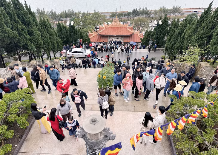 云屯盖宝（Cái Bầu）寺2024年年初吸引大量中国游客前来参观、拜佛。