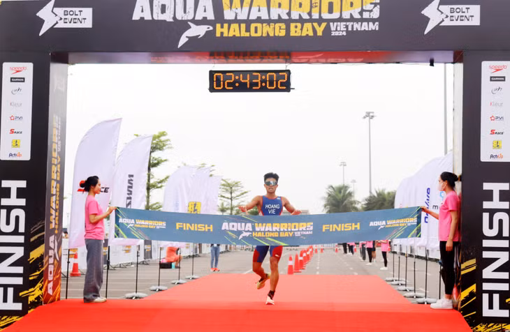 黄文海运动员以 1 小时 42 分 35 秒的成绩完成了 Aqua Warriors 个人项目。