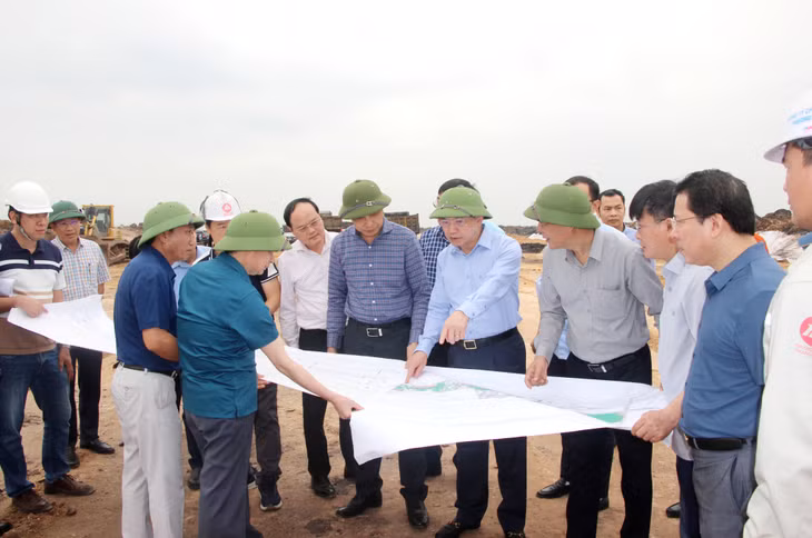 阮春记要求投资者和承包商推动从下龙—海防高速公路至338号省级道路的对接道路项目修建进度以尽快竣工。