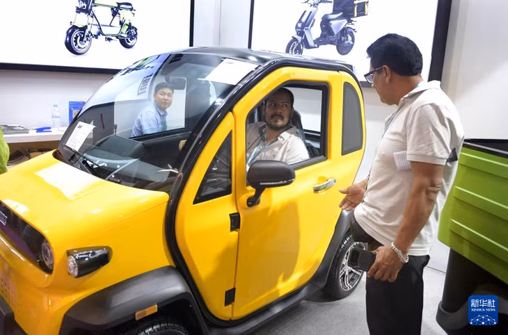 采购商在广交会上参观体验一款新能源车 Nhà thu mua tham quan và trải nghiệm một kiểu xe năng lượng mới tại Hội chợ Xuất nhập khẩu Trung Quốc