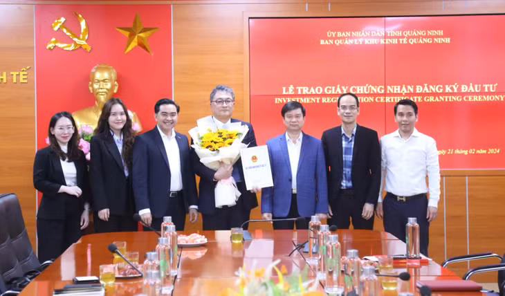 广宁省经济区管委会领导向越南IKO汤普森有限公司轴承及直线运动设备制造项目颁发投资许可证。