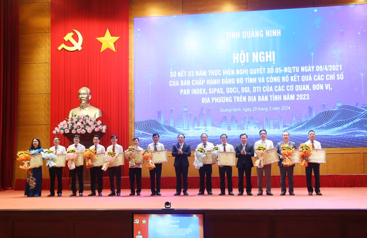 我省领导向在各行政机关及地方政府开展2023年各指数中成绩优秀的41个集团和41名个人颁发奖状。