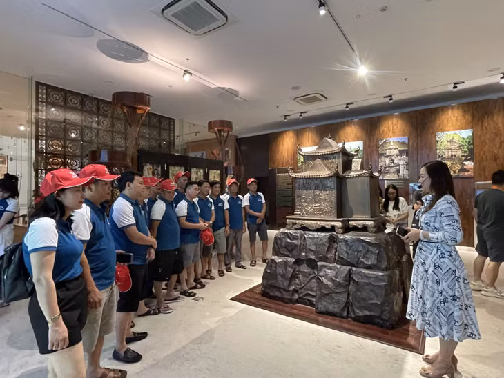 游客参观广宁博物馆。