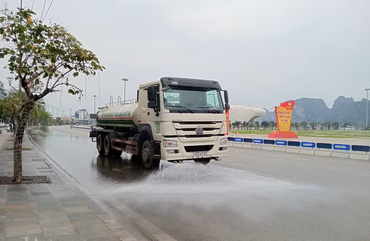 洗扫车定期在下龙市各条主干街道上冲洗、清扫路面。