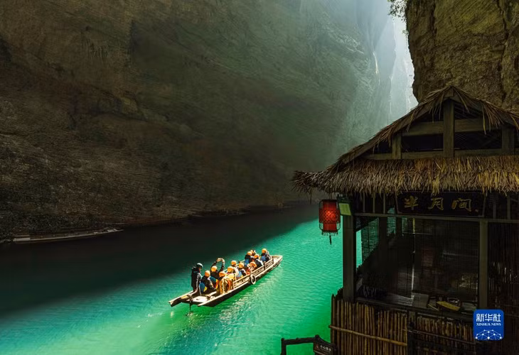 湖北鹤峰：舟行碧波上 人在画中游 ảnh 2