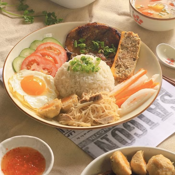 碎米饭营养丰富，是深受西贡人青睐的早餐 Cơm tấm được người Sài Gòn ưa thích mỗi buổi sáng vì đầy đủ dinh dưỡng