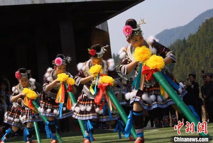 中越边境广西友谊关口岸恢复客运通关 ảnh 3