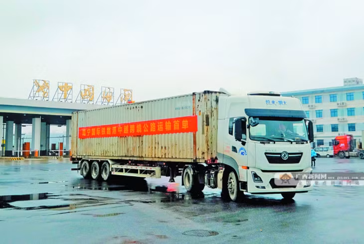 南宁国际铁路港首单中越公路跨境出口货物顺利发车。记者 徐天保 摄 Xe chở đơn hàng xuất khẩu xuyên biên giới đường bộ Trung Quốc - Việt Nam của Cảng Đường sắt Quốc tế Nam Ninh khởi hành thuận lợi. Phóng viên Từ Thiên Bảo chụp
